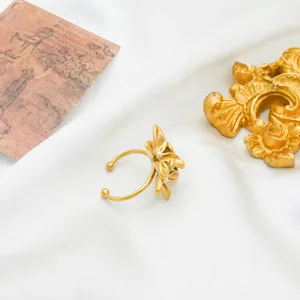 Vintage Iris Ohrklemme Detail, elegantes blumiges Design aus 18k vergoldetem Edelstahl.