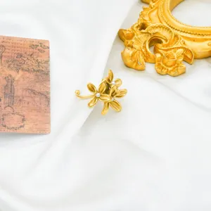 Vintage Iris Blumen Ohrringe aus 18k Gold Edelstahl mit eleganten Perlen für Damen.