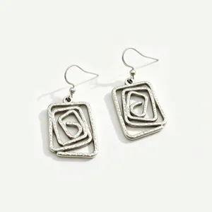 Boucles d'oreilles pendantes spirale géométrique argentée, style rétro très tendance.
