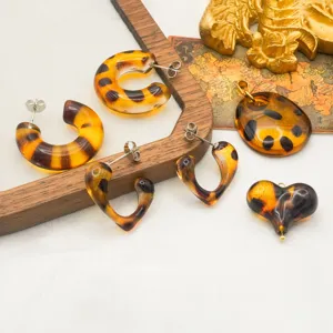 Retro resin leopard print jewelry pendant detail showcasing unique vintage style aesthetics.