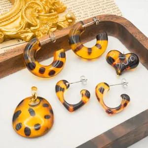 Retro resin leopard print earrings and pendant set, stylish tortoise-shell jewelry accessories.