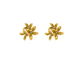 Vintage goldfarbene Blumen Ohrringe mit funkelnden Kristallzentren, elegante und stilvolle Schmuck.