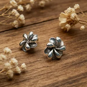 Retro silver flower stud earrings, stainless steel niche design, exquisite daily jewelry.