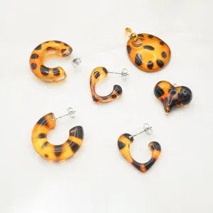 Retro tortoiseshell resin leopard print earrings and pendant jewelry accessories set