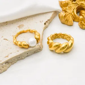 Gedetailleerd overzicht van modieuze gedraaide ringen van 18k verguld roestvrij staal.