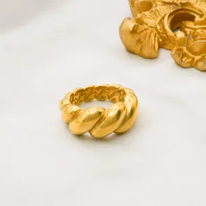 Gedetailleerde close-up van een luxe vergulde roestvrijstalen getwiste ring voor dagelijks gebruik.