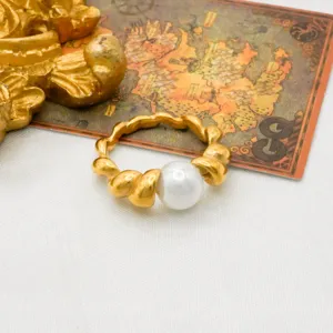 Elegante roestvrijstalen 18k vergulde gedraaide ring met een stijlvolle witte parel.