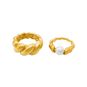 Modieuze vergulde gevlochten ring set met elegante witte parel detail voor dames cadeau.