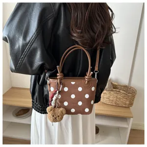 Borsa a secchiello a pois marrone con ciondolo orsetto peluche, borsa a tracolla casual per autunno.