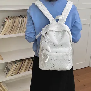 Sac à dos blanc décontracté avec motif d'étoiles, cartable stylé avec pendentif en dentelle.