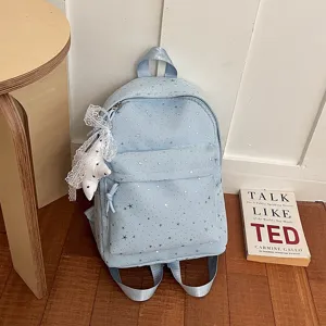 Vue rapprochée du sac à dos bleu clair étoilé avec pendentif étoile en dentelle et bretelles.