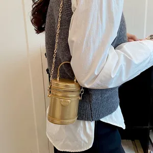 Sac seau cylindrique mini metallique dore avec bandouliere chaine et poignee pour femme et enfant