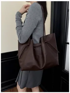 Dettagli della borsa shopper in pelle marrone scuro che mostra grande capacita e spalla.