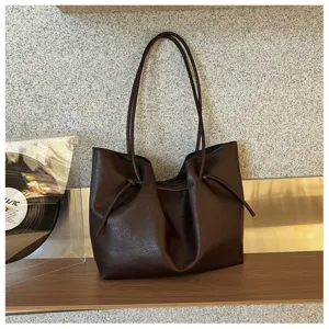 Vista dettagliata della borsa tote in pelle marrone vintage, elegante borsa da lavoro.