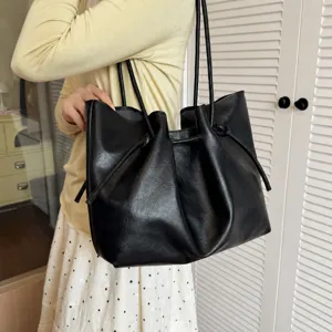 Autumn vintage niche design black tote bag large capacity commuter shoulder bag for women