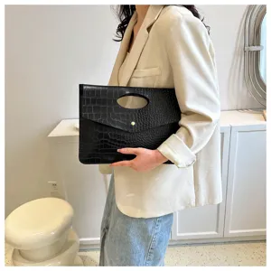 Borsa a mano nera con motivo coccodrillo retrò, manico intagliato e chiusura a scatto.