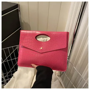 Borsa pochette a bustina con stampa coccodrillo rosa e manico intagliato per donne elegante.