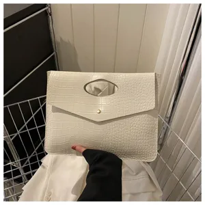 Borsa a mano pochette con stampa coccodrillo bianca minimalista trendy casual chic