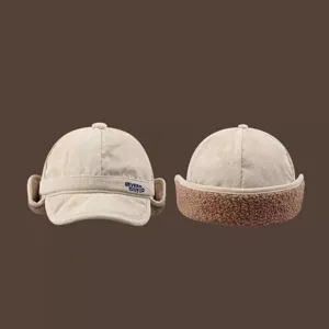 Vue detaillee du chapeau trappeur en velours cotele d'hiver avec doublure polaire chaude.