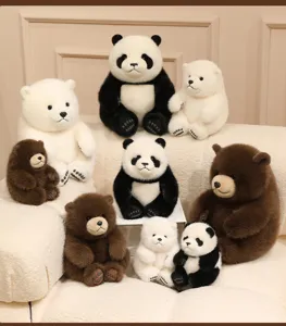 Λεπτομερής εικόνα χαριτωμένων λούτρινων παιχνιδιών με ρεαλιστικές κούκλες πάντα και αρκούδας.
