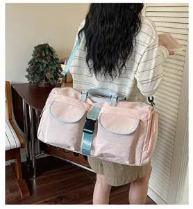 Vista di dettaglio lifestyle di una borsa da viaggio rosa con tasche multiple al chiuso.