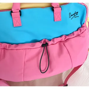 Farbblock Reise Sporttasche Detail, stilvolle pink und blaue Fitness Sporttasche.