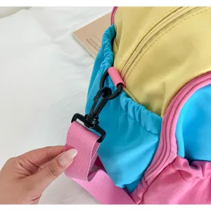 Nahaufnahme des bunten Reisetaschen Schulterriemens, der Metallteile und des Stoffes.