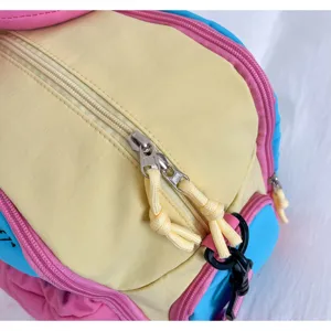 Detailansicht der farbblockierten Reisetasche mit Reißverschluss und praktischen Kordeln.
