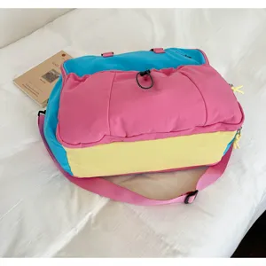 Bunte Reisetasche und Sporttasche mit großem Fassungsvermögen und verstellbarem Schultergurt.