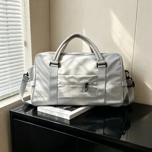 Borsa da viaggio leggera in nylon grigio, borsa sportiva portatile con fascia per valigia.