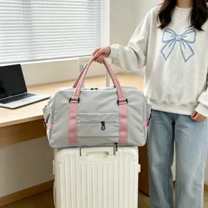 Borsa da viaggio in nylon per donna, borsone weekender grigio con fascia per trolley.