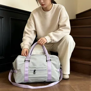Spazioso borsone da viaggio in nylon con cinghie viola, borsa palestra leggera.