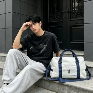 Vista dettagliata della grande borsa da viaggio con manici resistenti e scomparti utili.