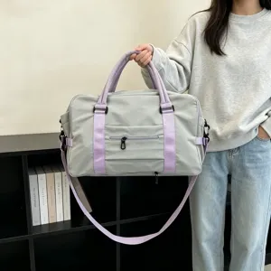Elegante borsa da viaggio in nylon grigio con cinghie viola, ideale per palestra e weekend.