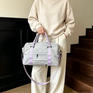 Borsa da viaggio in nylon grigio con cinghie viola per palestra e brevi soggiorni.