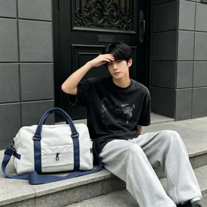 Grande borsa da viaggio e sportiva per brevi soggiorni, design in nylon leggero.