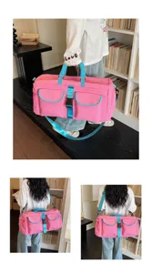 Dettaglio borsa da viaggio sportiva rosa con scomparti tasche e vivaci spallacci blu.