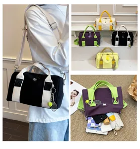 Koreanischer Stil Segeltuch Reisehandtasche mit Tennis Anhänger, lässige Umhängetasche.