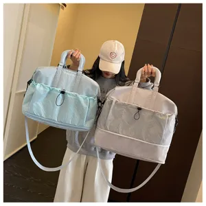 Detailansicht der großen Reisetasche mit Umhängetasche und Vordertasche für Sport.