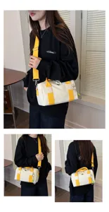 Segeltuch Boston Tasche mit gelben Riemen und Tennisschläger Anhänger für tägliche Reisen.