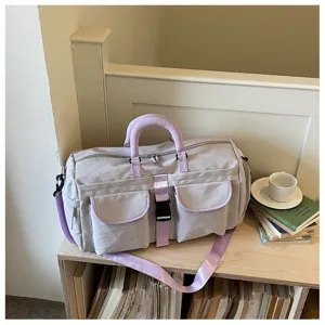 Vista dettagliata del borsone da viaggio viola chiaro con tasche multiple e tracolla resistente.