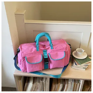 Vista dettagliata della borsa da viaggio rosa e blu con tasche multiple e stile casual.