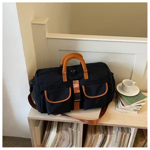 Vista dettagliata della borsa da viaggio sportiva da esterno portatile con molte tasche.