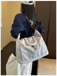 Detailansicht der großen Reise-Duffel-Bag, erweiterbare Sporttasche mit Netztasche.