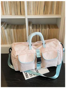Borsa da viaggio rosa con cinghie azzurre, borsa sportiva multitasche vista dettagliata chic.