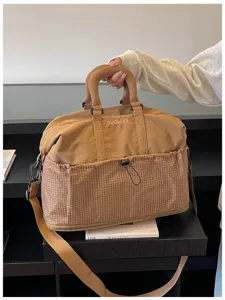 Große Reiseduffeltasche mit Netztasche und Schultergurt für Fitness und Wochenendausflüge.