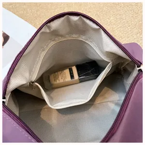 Lila Oxford-Stoff Kosmetiktasche Detailansicht, Innenfutter mit Reißverschlusstasche.