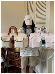 Elegante borsa da viaggio da esterno portatile con tasche pratiche e comoda tracolla.