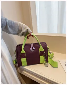 Kleine Segeltuchtasche im koreanischen Stil, violette Reisetasche mit grünen Riemen und Anhänger.