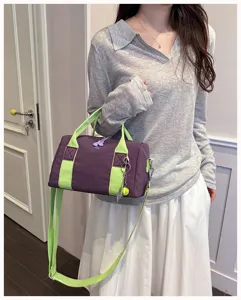lila oxford stoff reisehandtasche detailansicht, tragbare freizeit umhängetasche stil